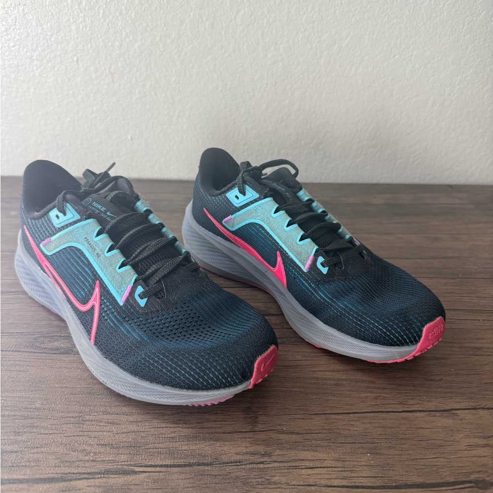 Nike Women's Black and Blue Athletic Shoes